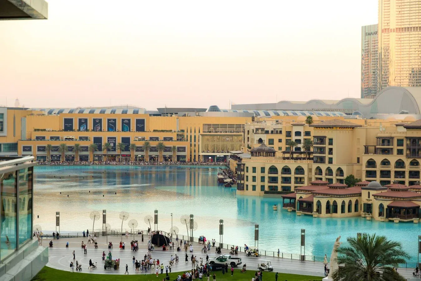 Una plaza junto al agua da a una amplia piscina y grandes edificios.