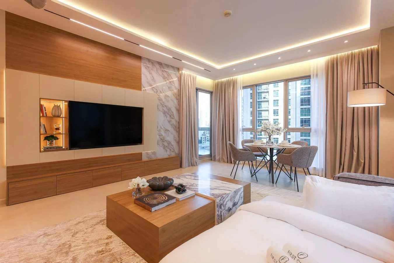 Una sala moderna con comedor junto a grandes ventanales.
