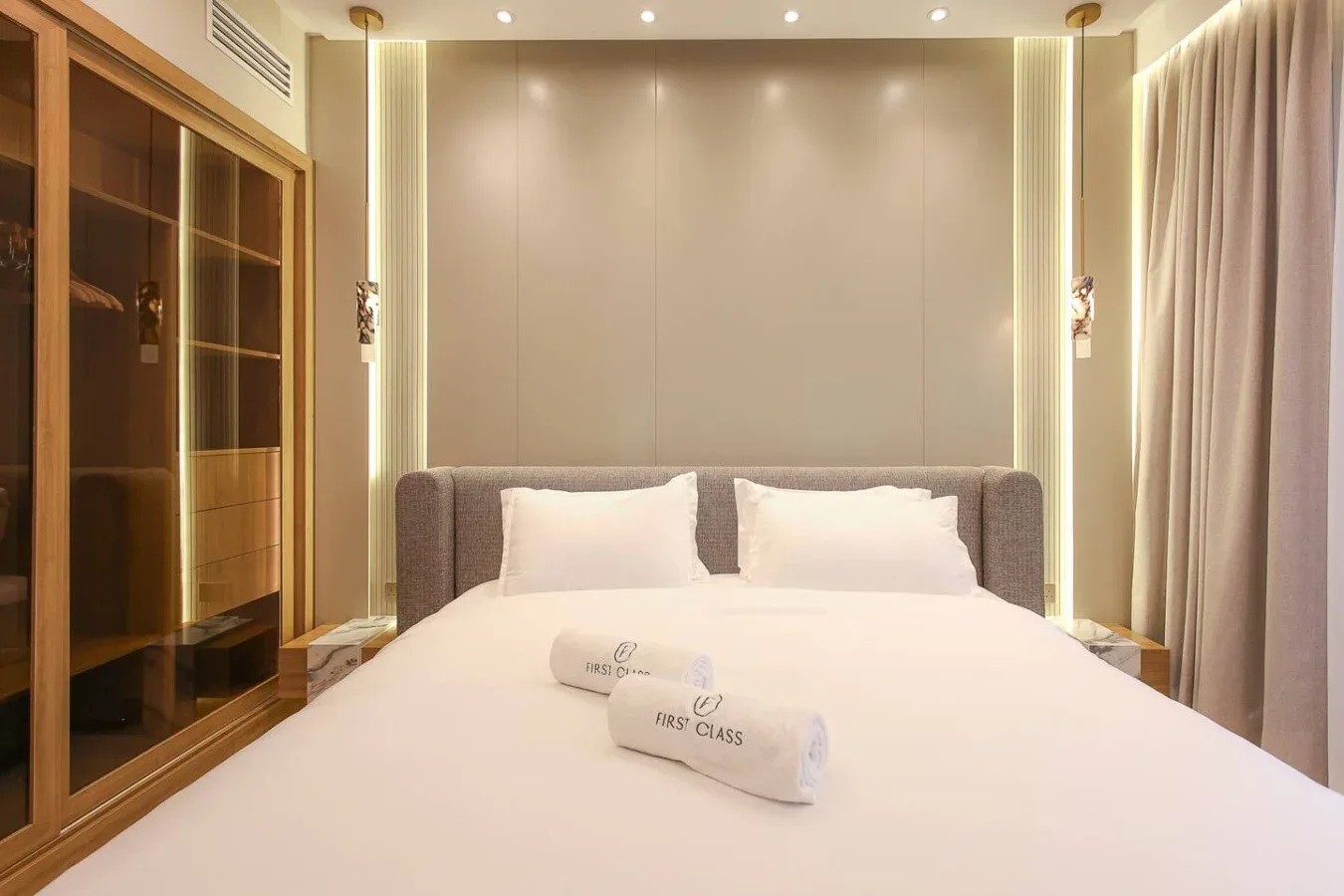 Un dormitorio con una cama bien hecha y luz suave.