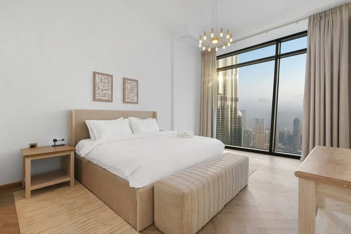 Un dormitorio luminoso con una cama grande junto a una ventana amplia.