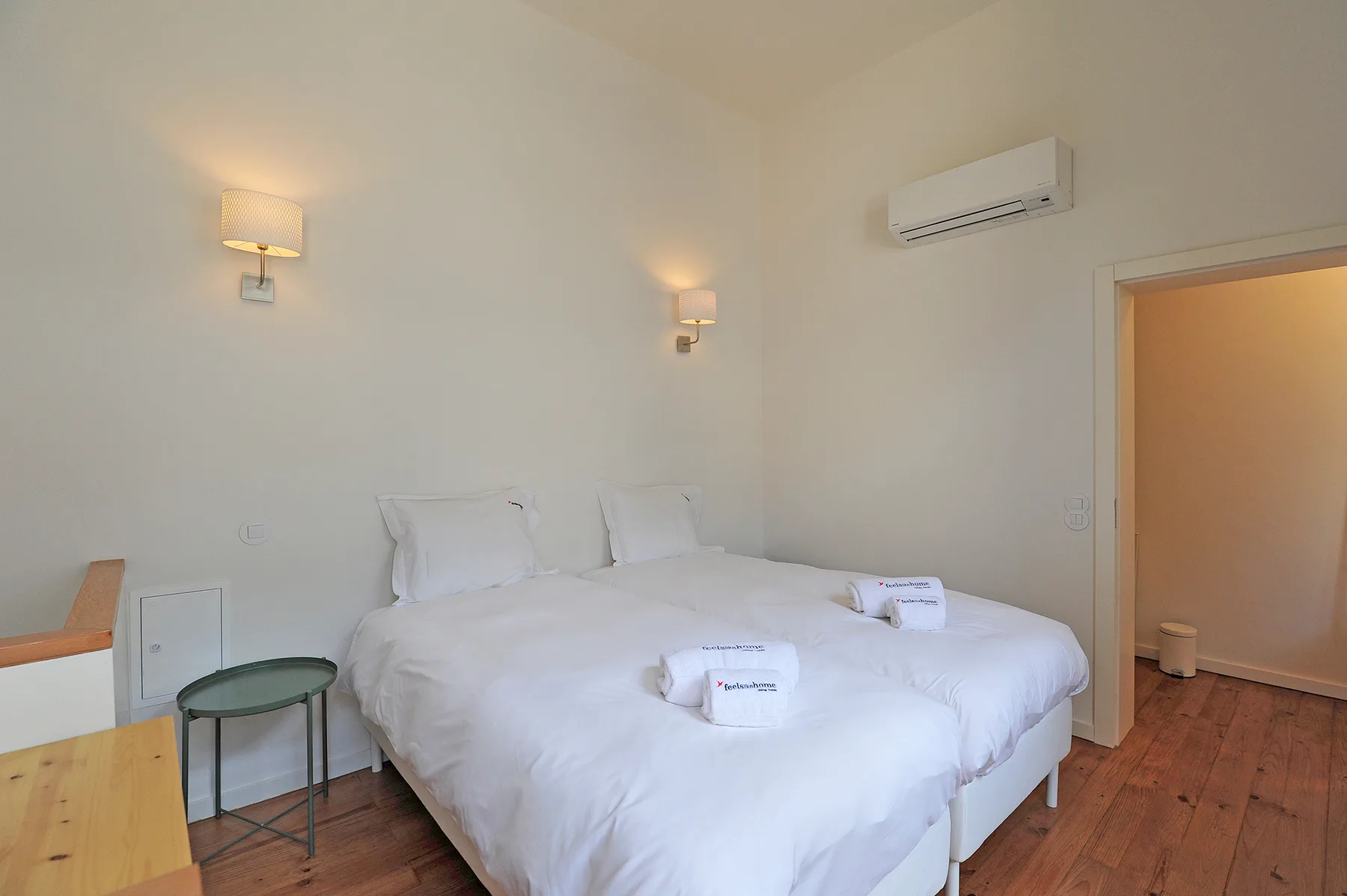 Un dormitorio con dos camas y luces en la pared.