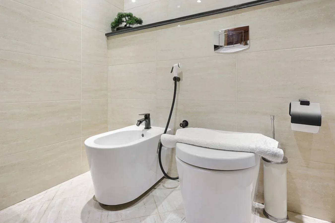Un baño moderno con bañera exenta e inodoro.