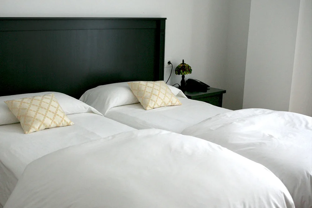 Twin room with three beds