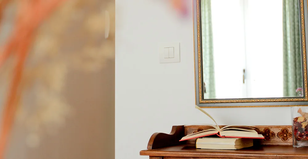 Detalle de habitación con dos camas individuales