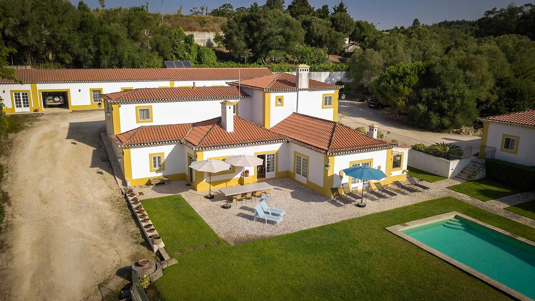 Piscina y jardín