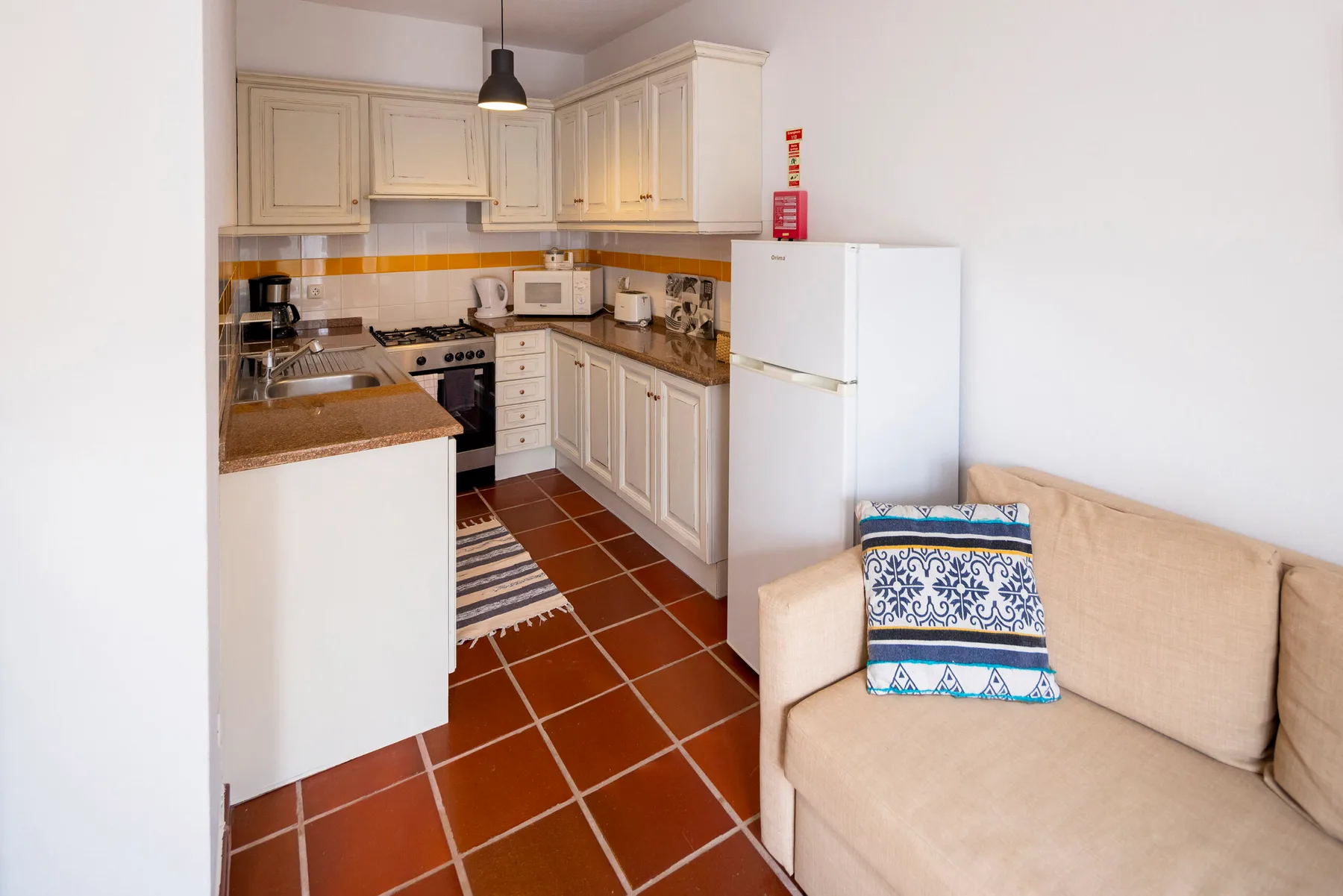 Sala de estar, cocina americana y sofá cama de Monserrate