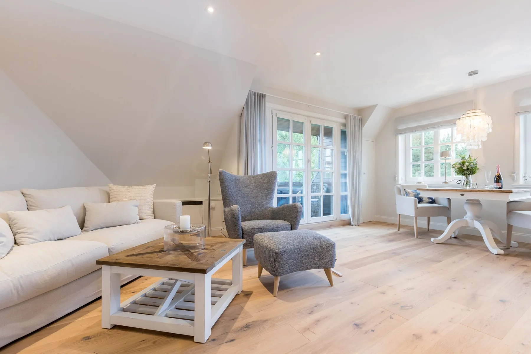 2-Raum Appartement im OG- & DG mit ca. 75m² Nutzfläche, Balkon und Stellplatz