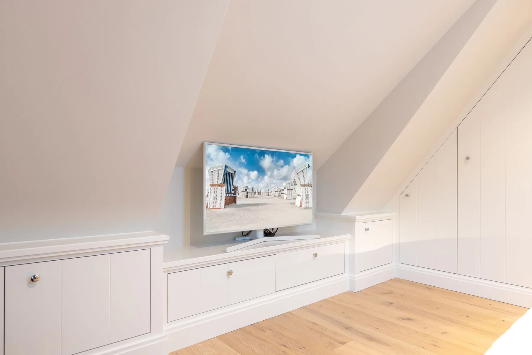 2-Raum Appartement im OG- & DG mit ca. 75m² Nutzfläche, Balkon und Stellplatz
