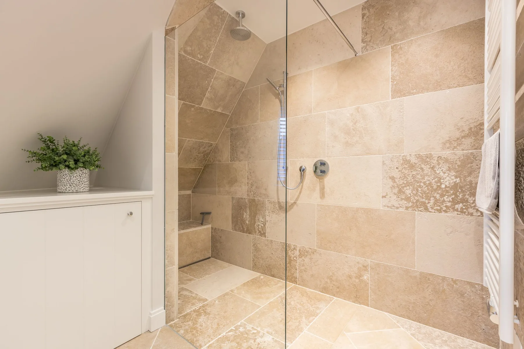 2-Raum Appartement im OG- & DG mit ca. 75m² Nutzfläche, Balkon und Stellplatz