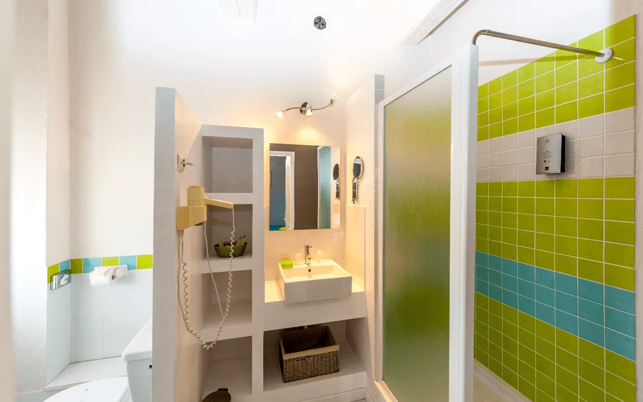 Charm room with shower, 2–3 people