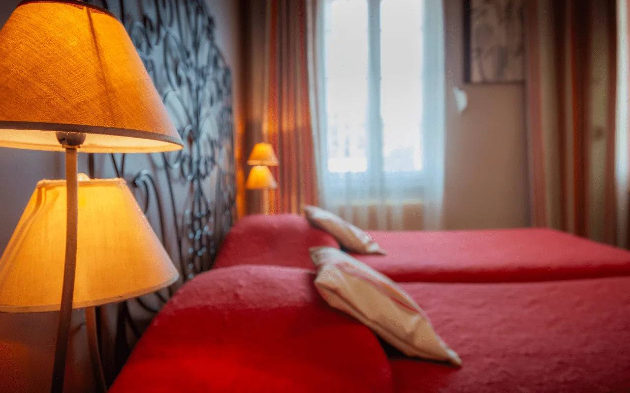 Road-side twin-bed charm room