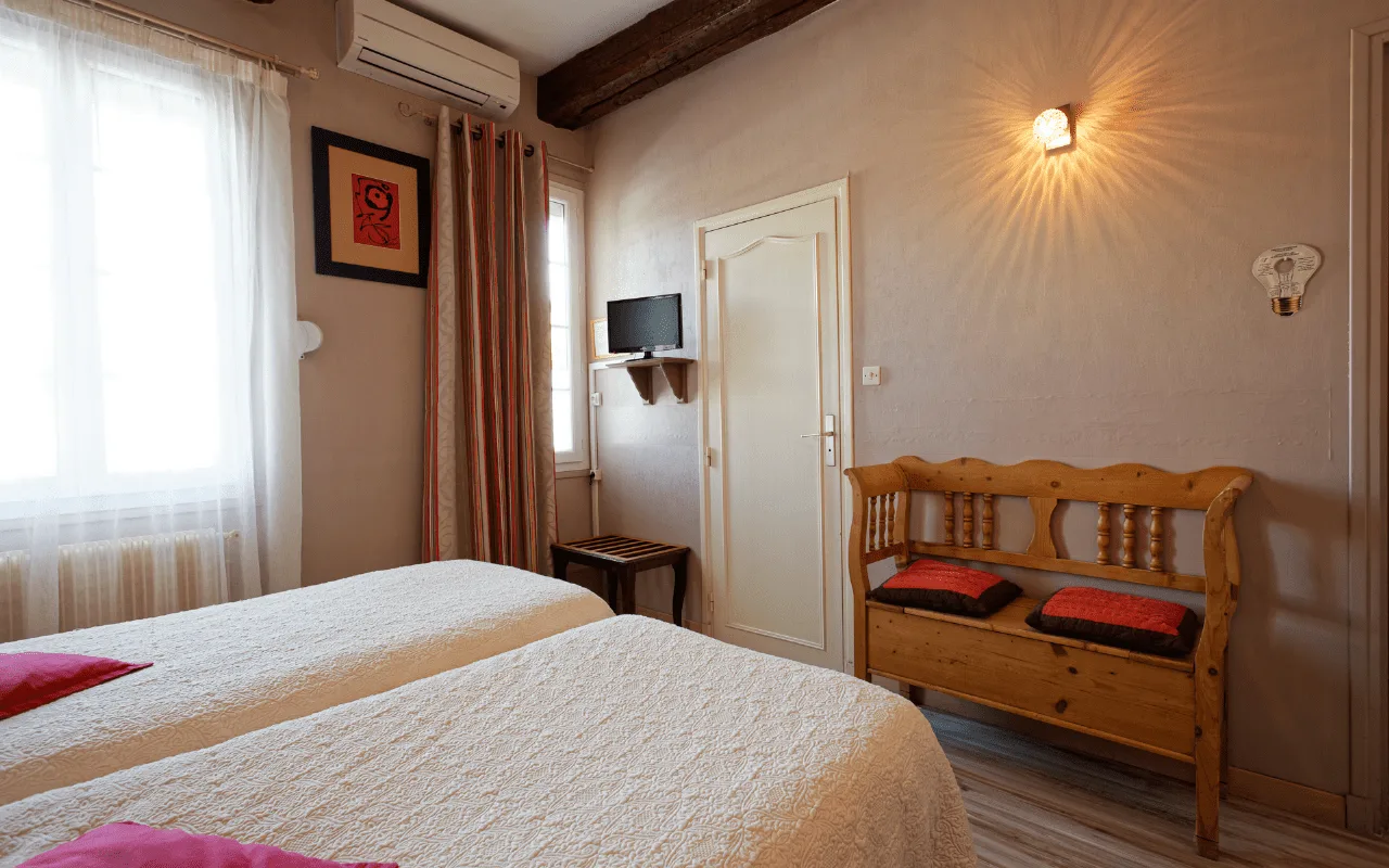 Road-side twin-bed charm room