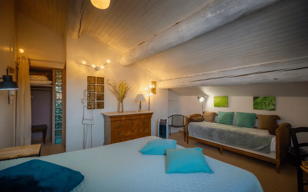 Charm room with shower, 2–3 people