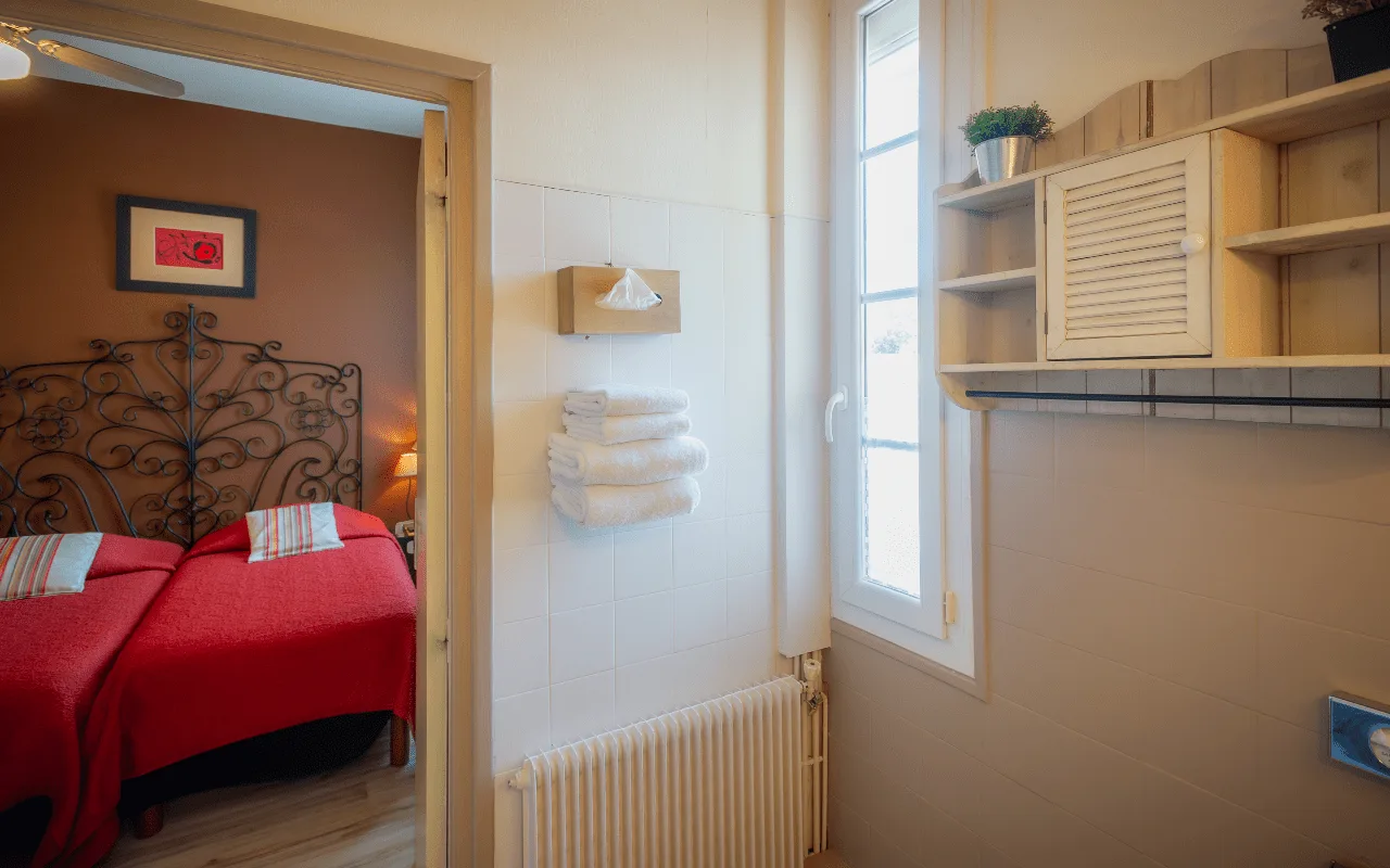 Road-side twin-bed charm room
