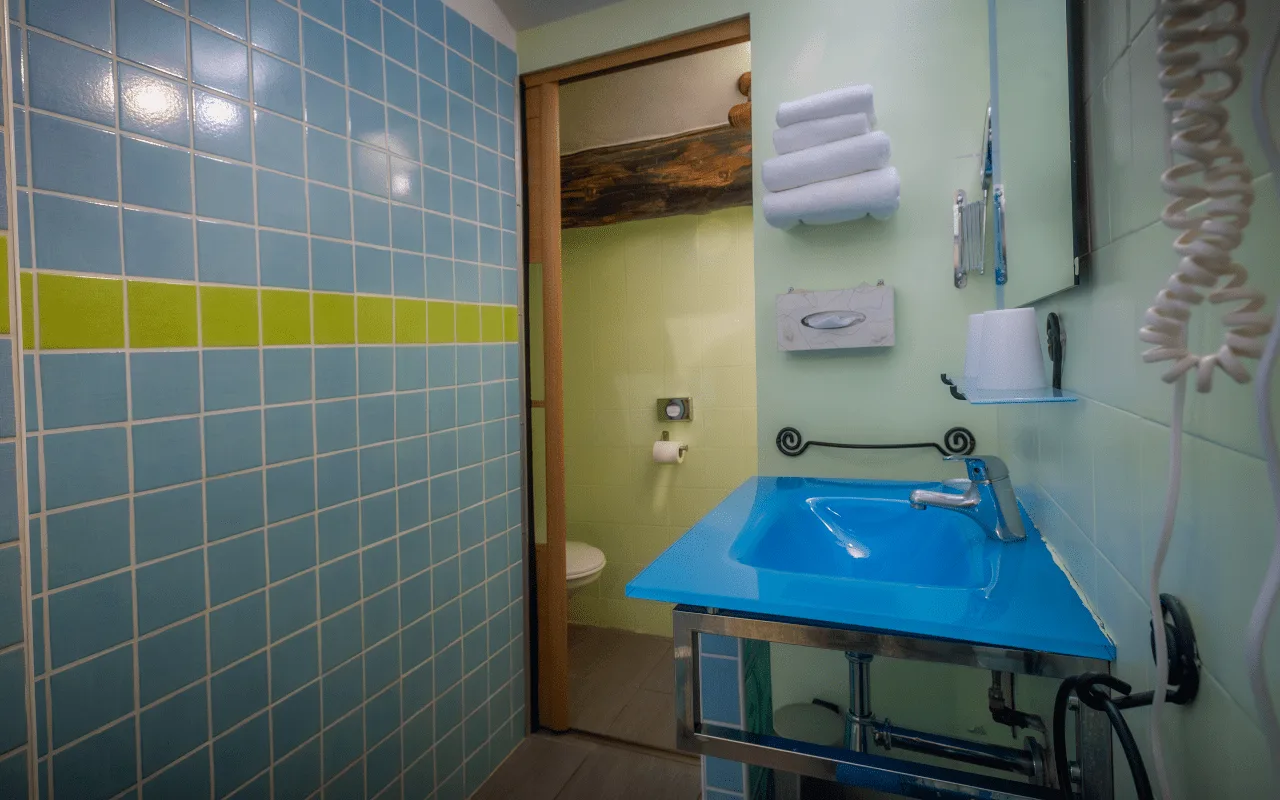 Charm room with shower, 2–3 people
