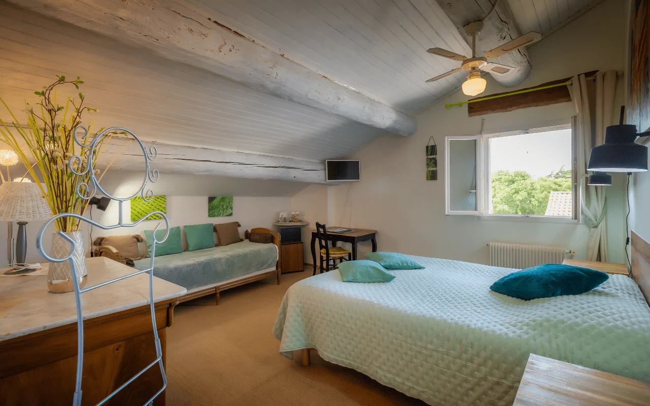 Charm room with shower, 2–3 people