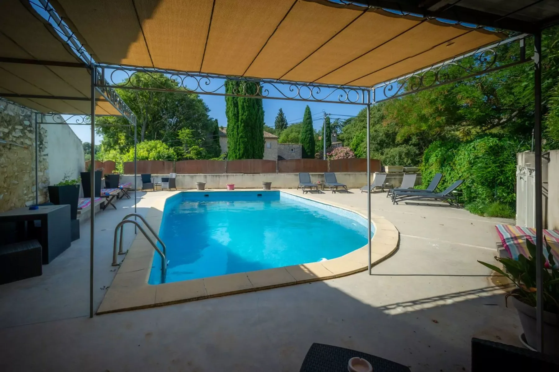 Posada con piscina
