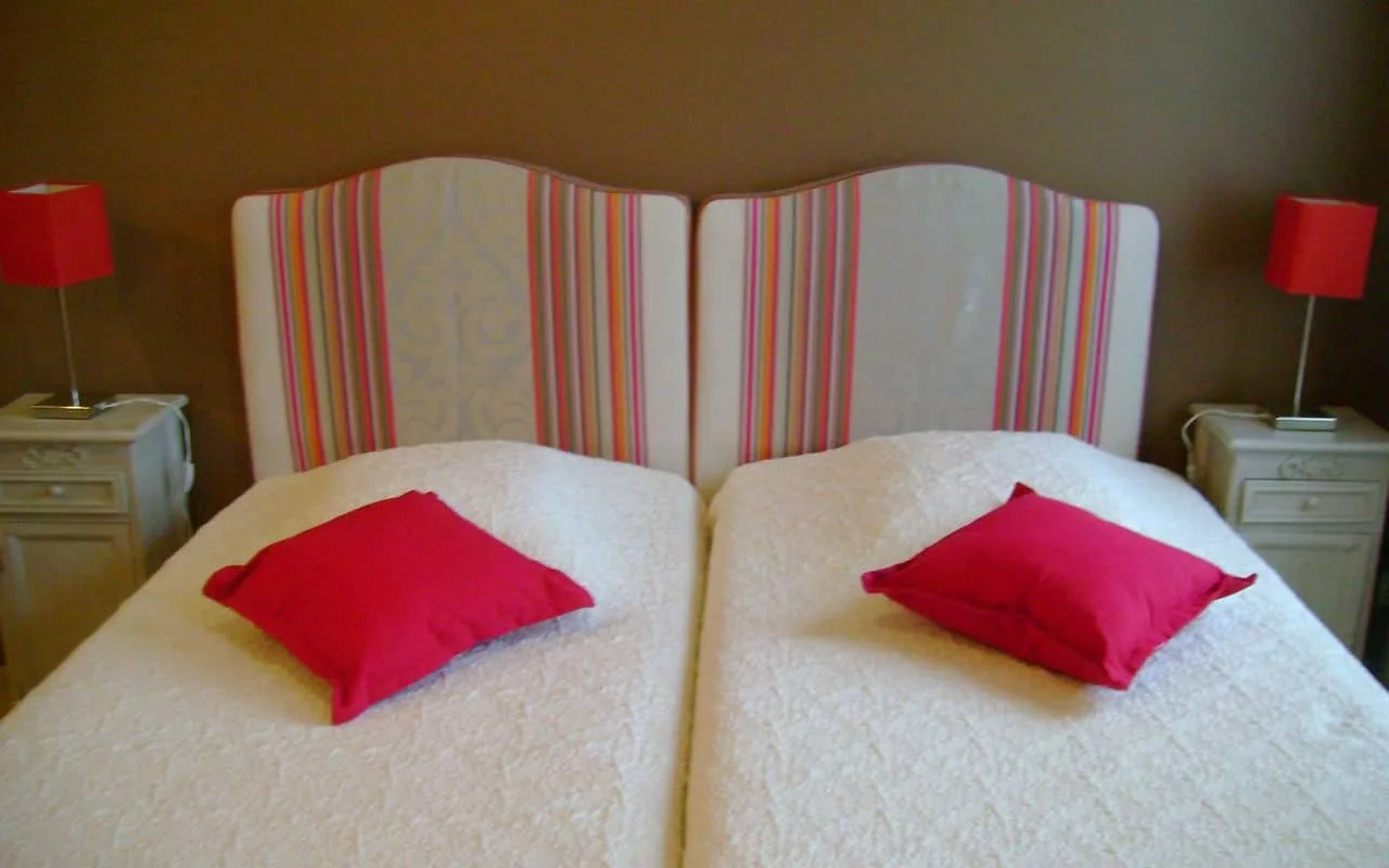 Road-side twin-bed charm room
