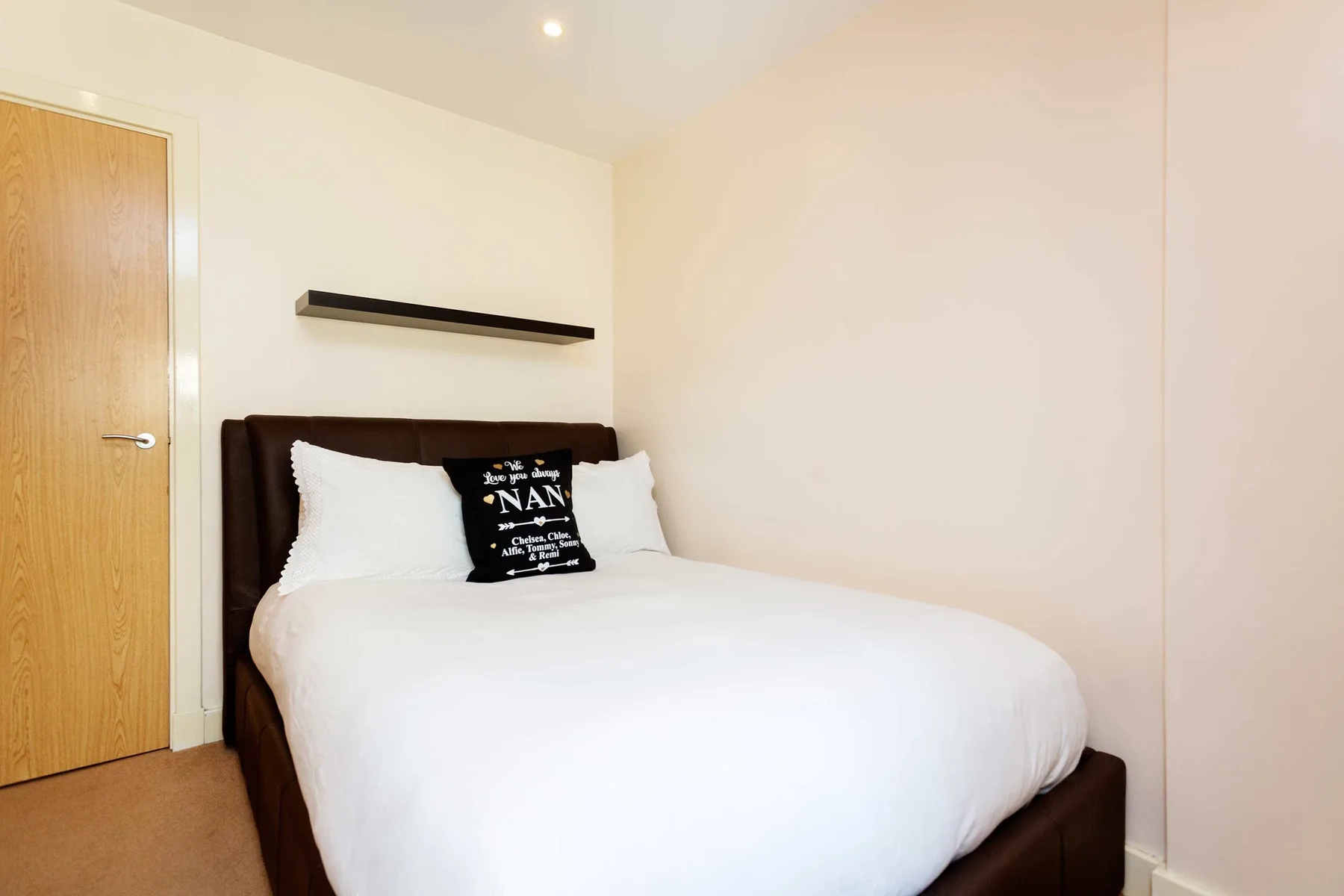 Un dormitorio con una cama vestida con ropa de cama blanca.