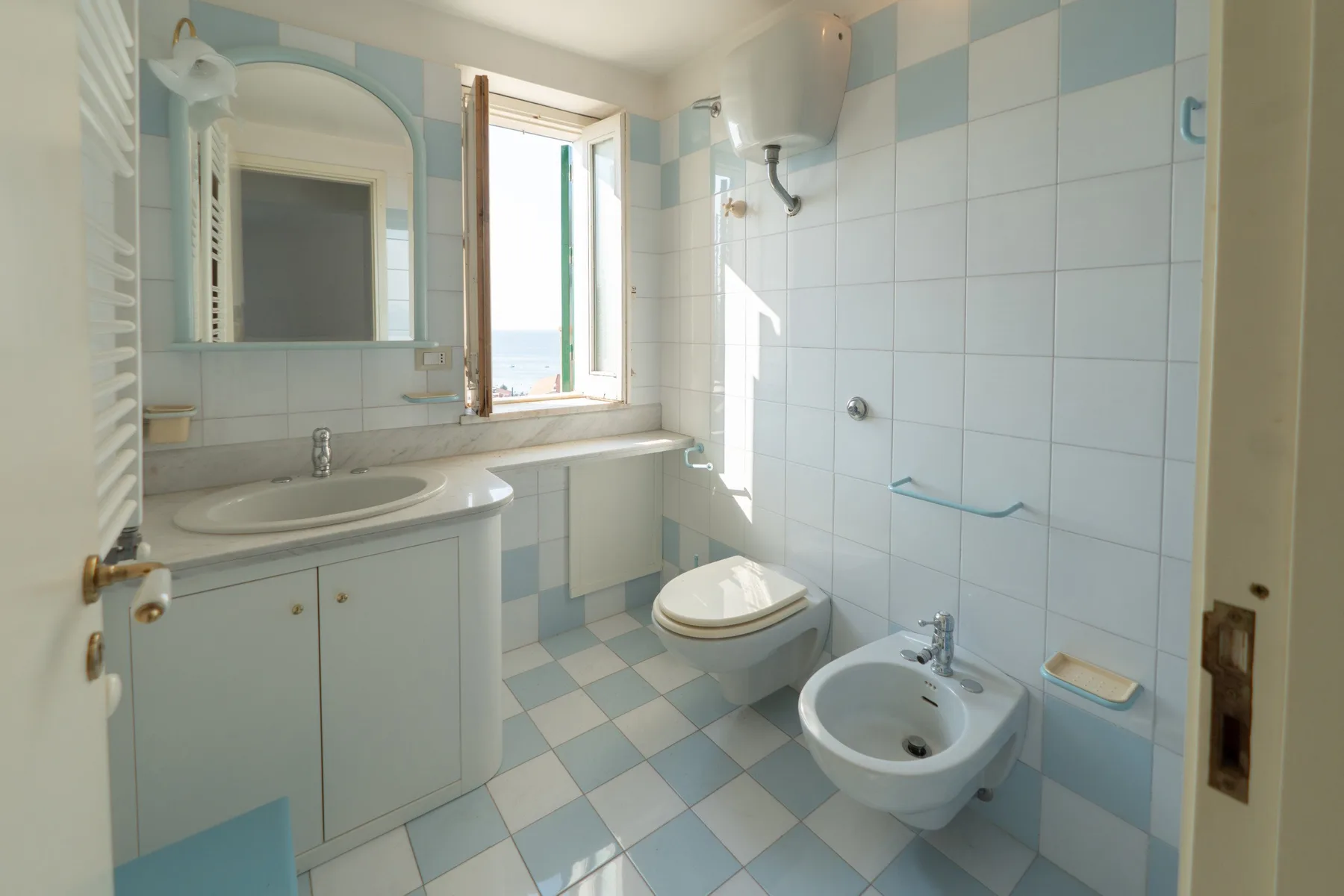 Un baño alicatado con lavabo, inodoro y bidé.