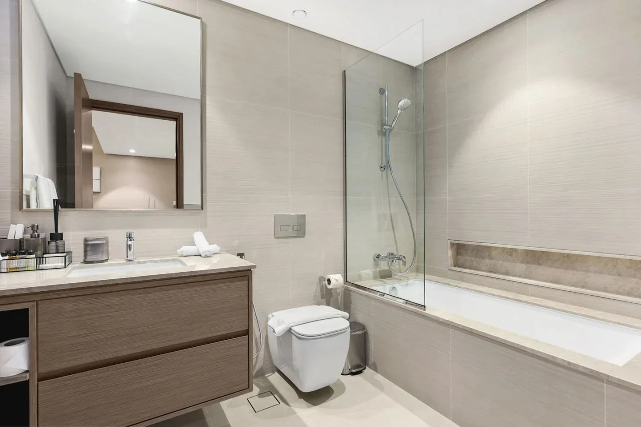 Un baño con lavabo, inodoro y bañera con ducha.