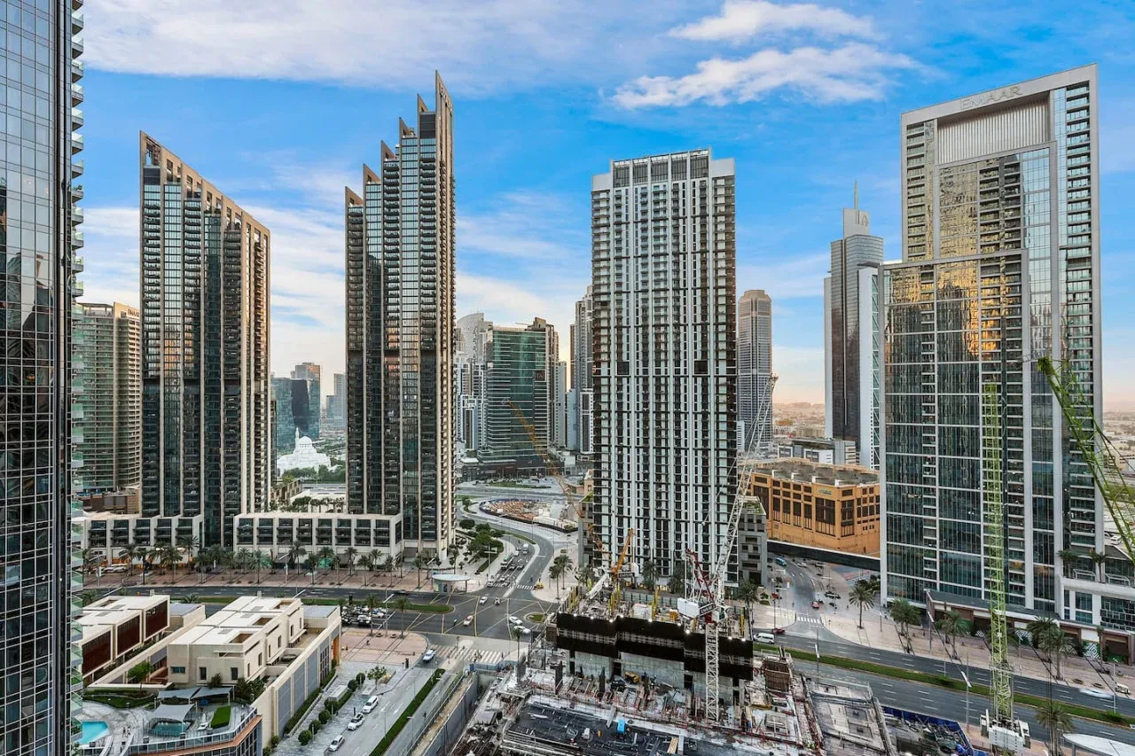 Un paisaje urbano con edificios modernos de gran altura y vías abajo.