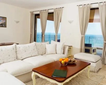Sala de estar del apartamento de tres dormitorios