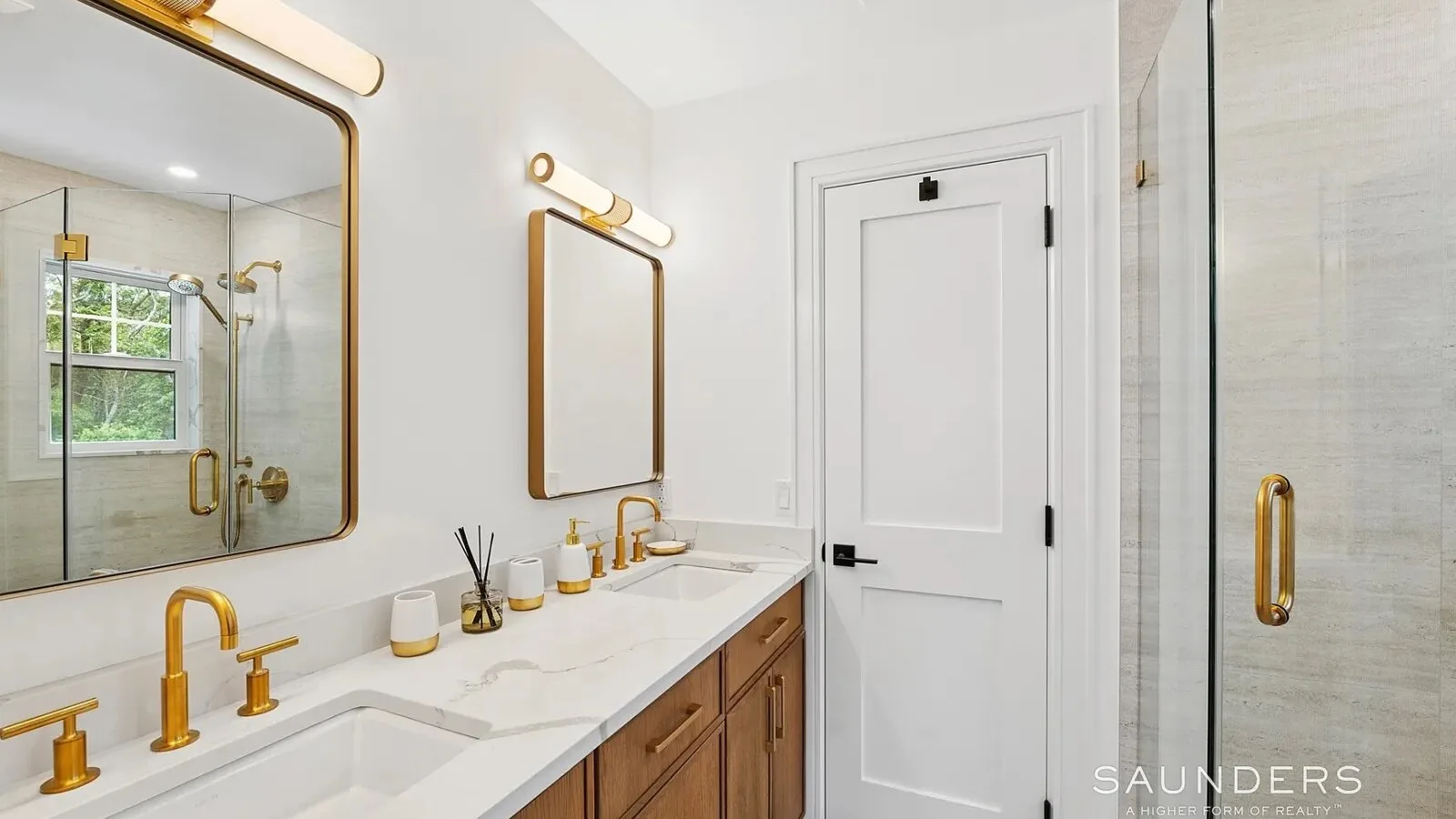 Un tocador de baño con espejos y una ducha de vidrio.