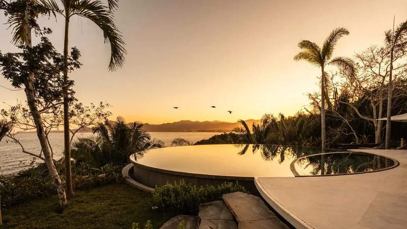 Luxury 8BR Oceanfront Villa w/ Infinity Pool