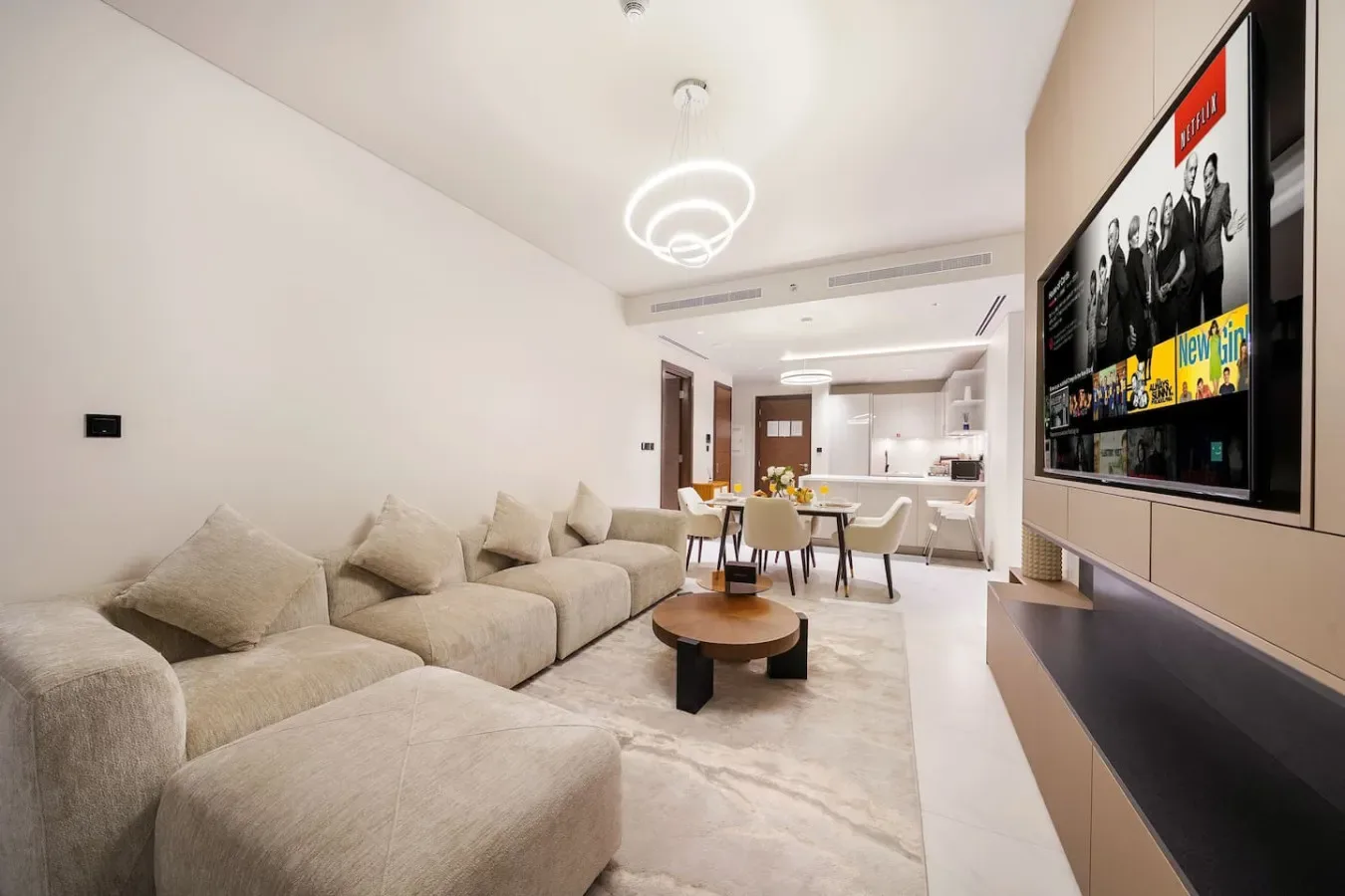 Una sala luminosa con asientos, una mesa de centro y un comedor.
