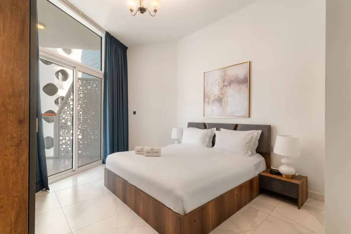 Un dormitorio con una cama grande y puertas corredizas de vidrio.