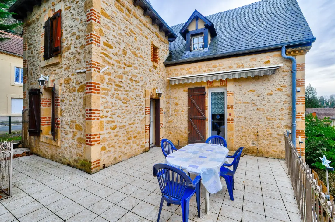 Casa de piedra con terraza
