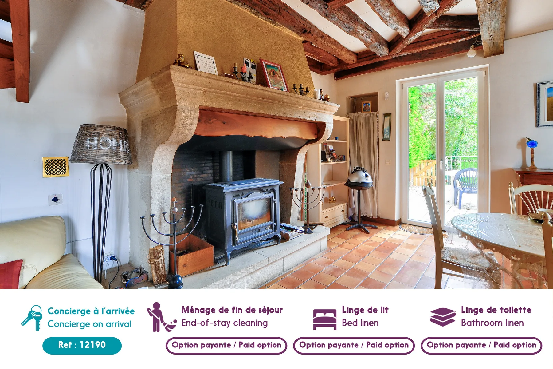 Una sala de estar con una gran chimenea y una puerta de vidrio que da a una terraza.