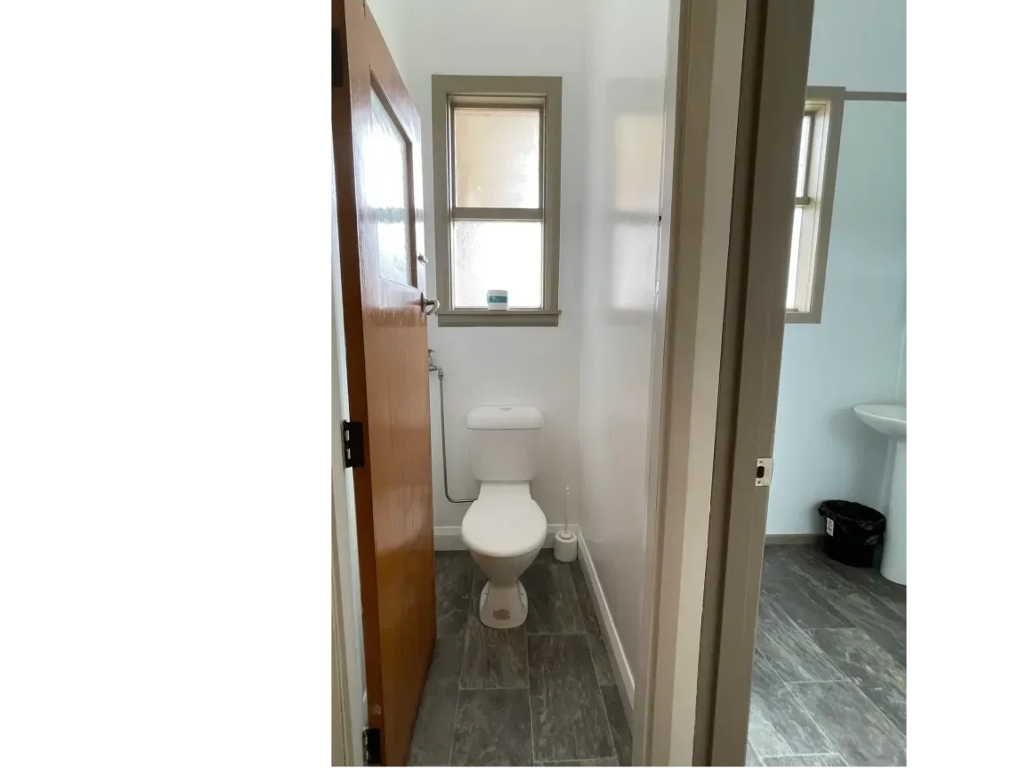 Cama y aseo separado en el alojamiento del hotel