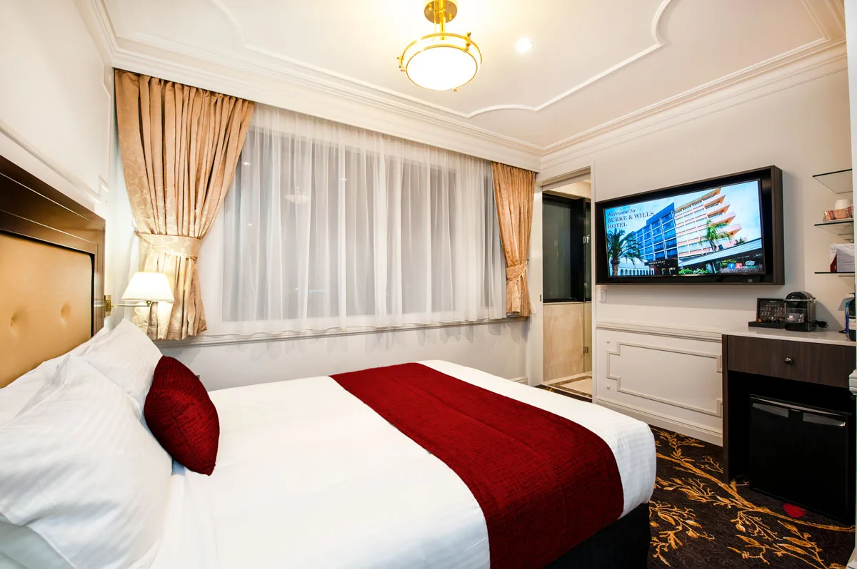 Dormitorio de la suite deluxe con cama queen y spa
