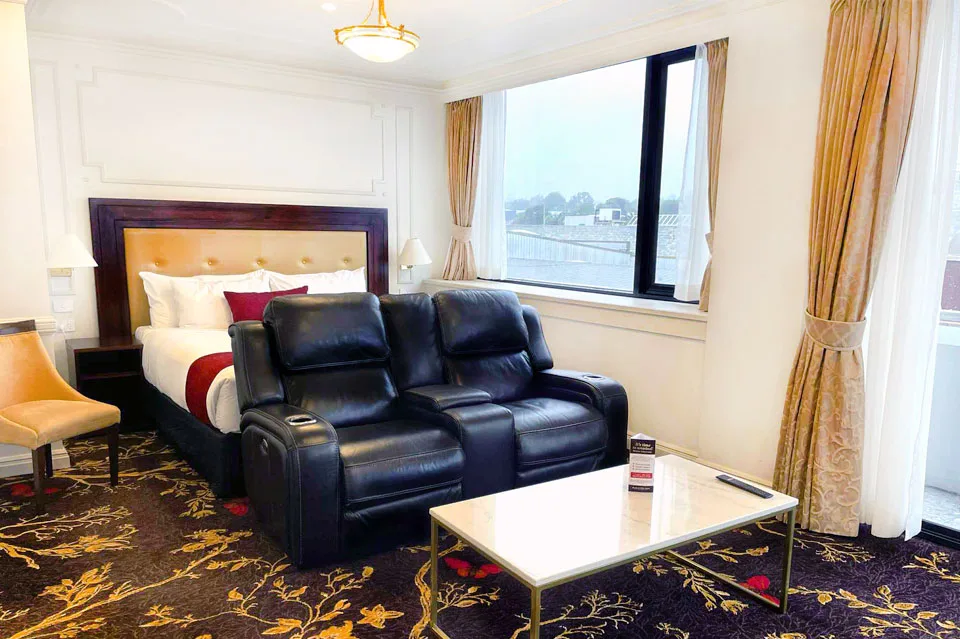 Habitación de la suite de lujo con cama king