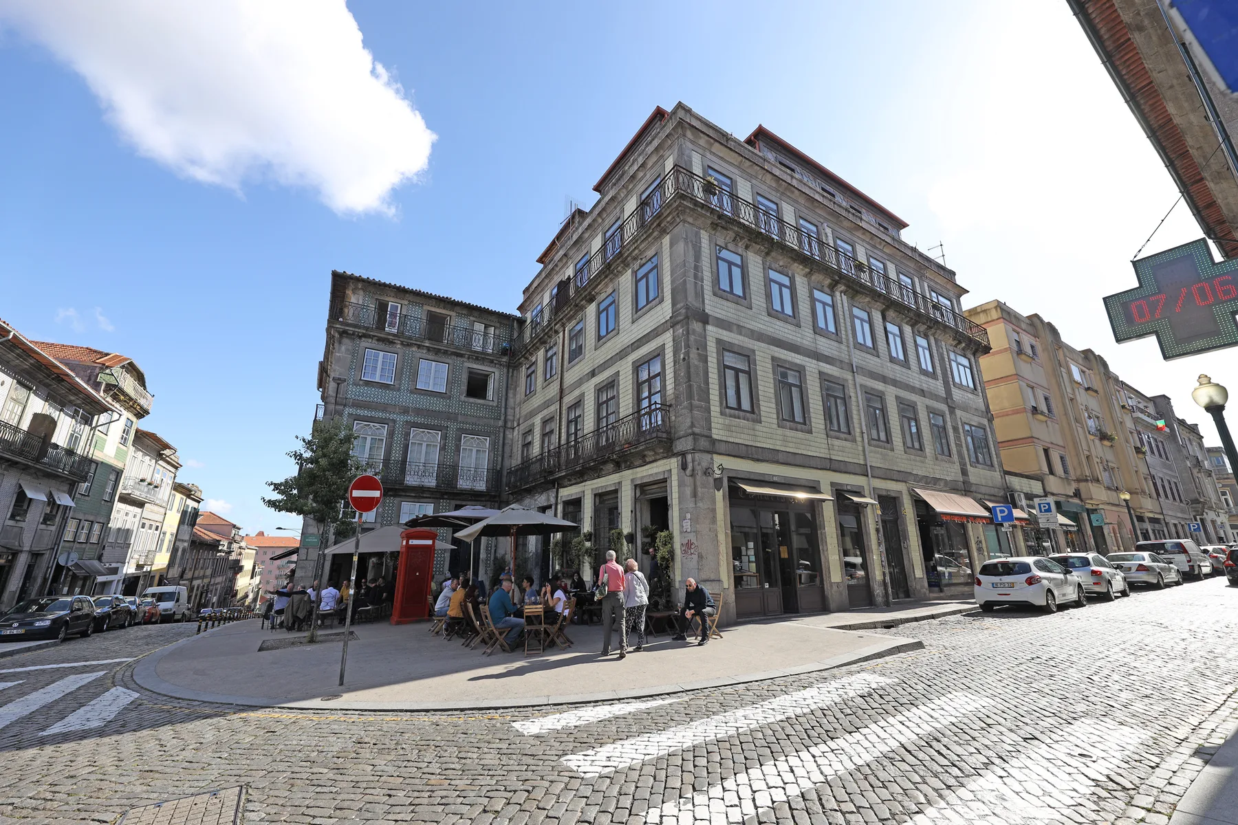 Una calle empedrada flanqueada por edificios históricos y comercios a pie de calle.