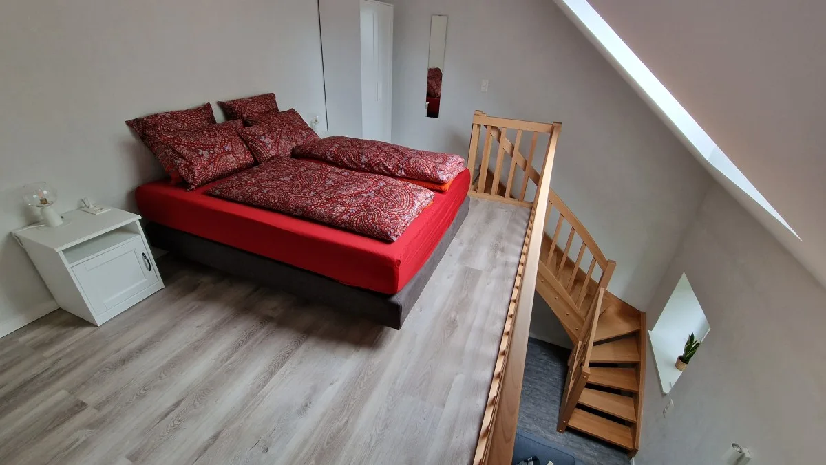 Room 3: luxury room with queen-size box spring
