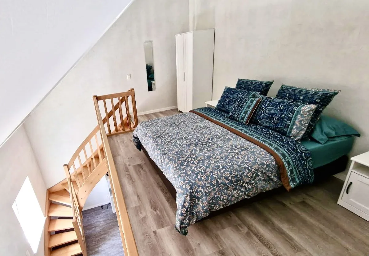 Room 2: Deluxe room with queen-size box spring