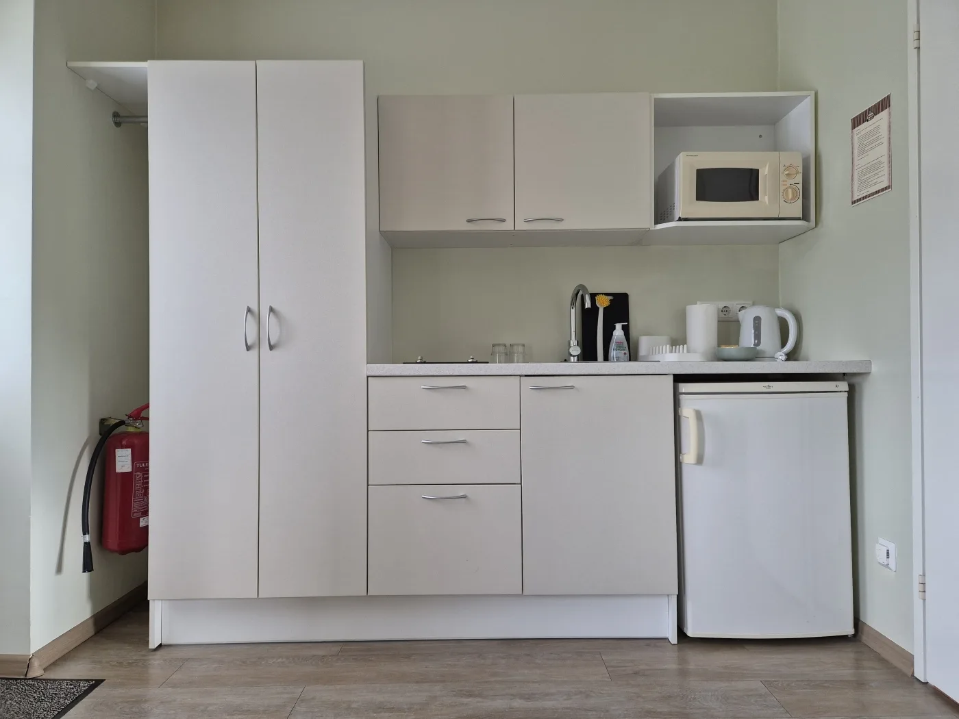 Habitación doble con cocina pequeña