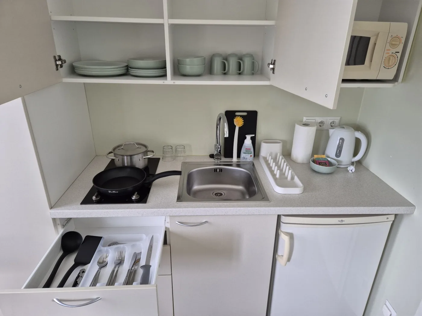 Habitación doble con cocina pequeña abierta