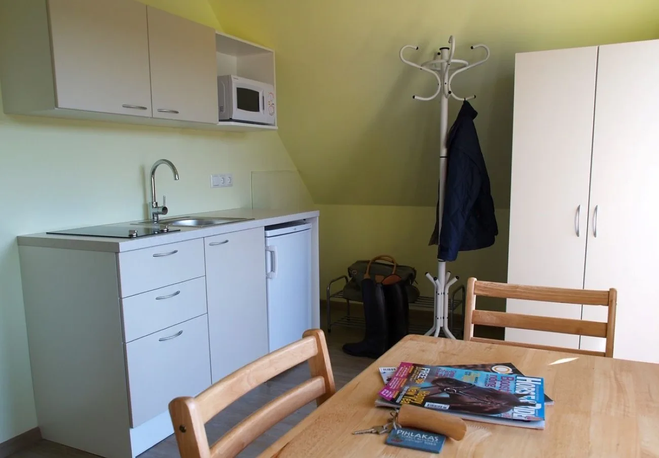 Habitación más amplia en la planta superior con cocina pequeña