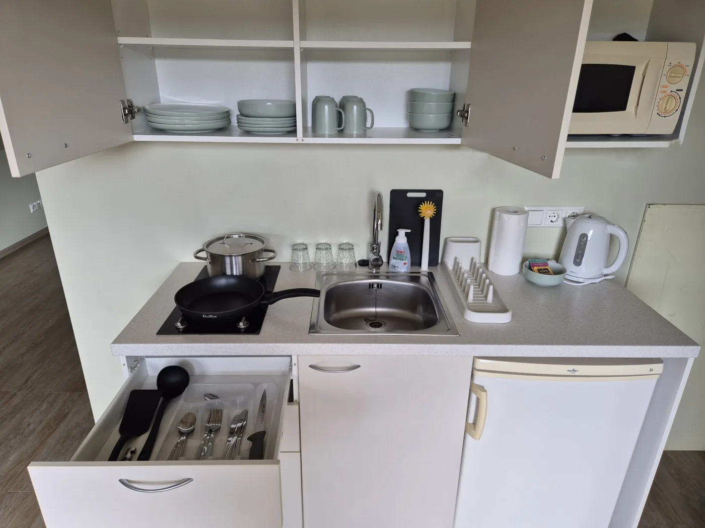 Habitación doble más amplia con cocina pequeña abierta