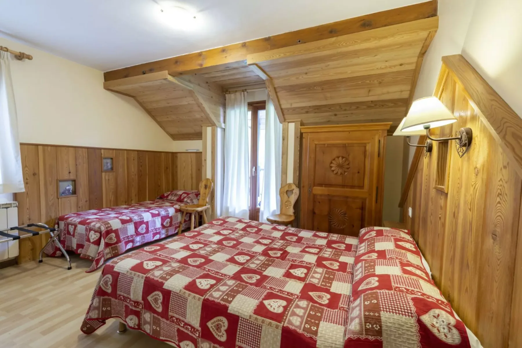 Habitación triple con vistas a la cascada