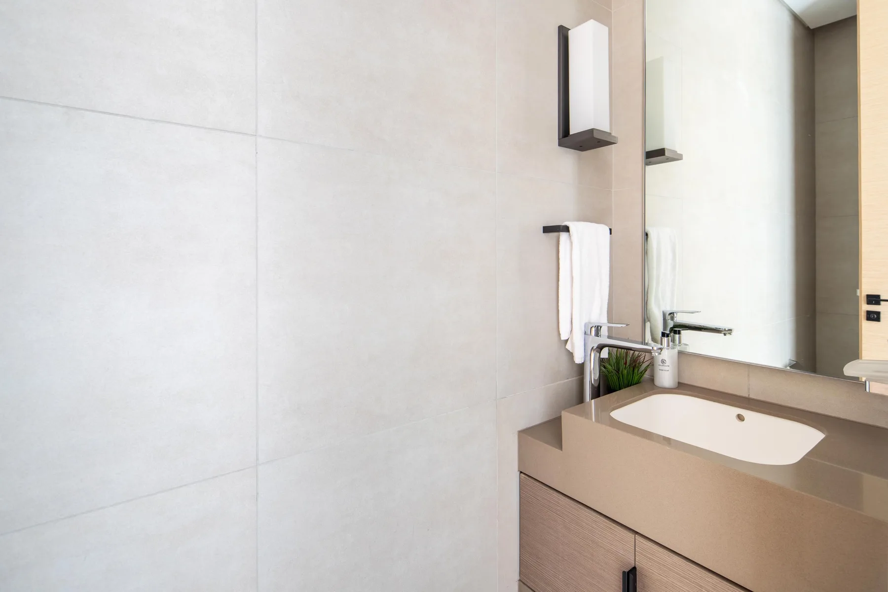 Un lavabo de baño con espejo grande.