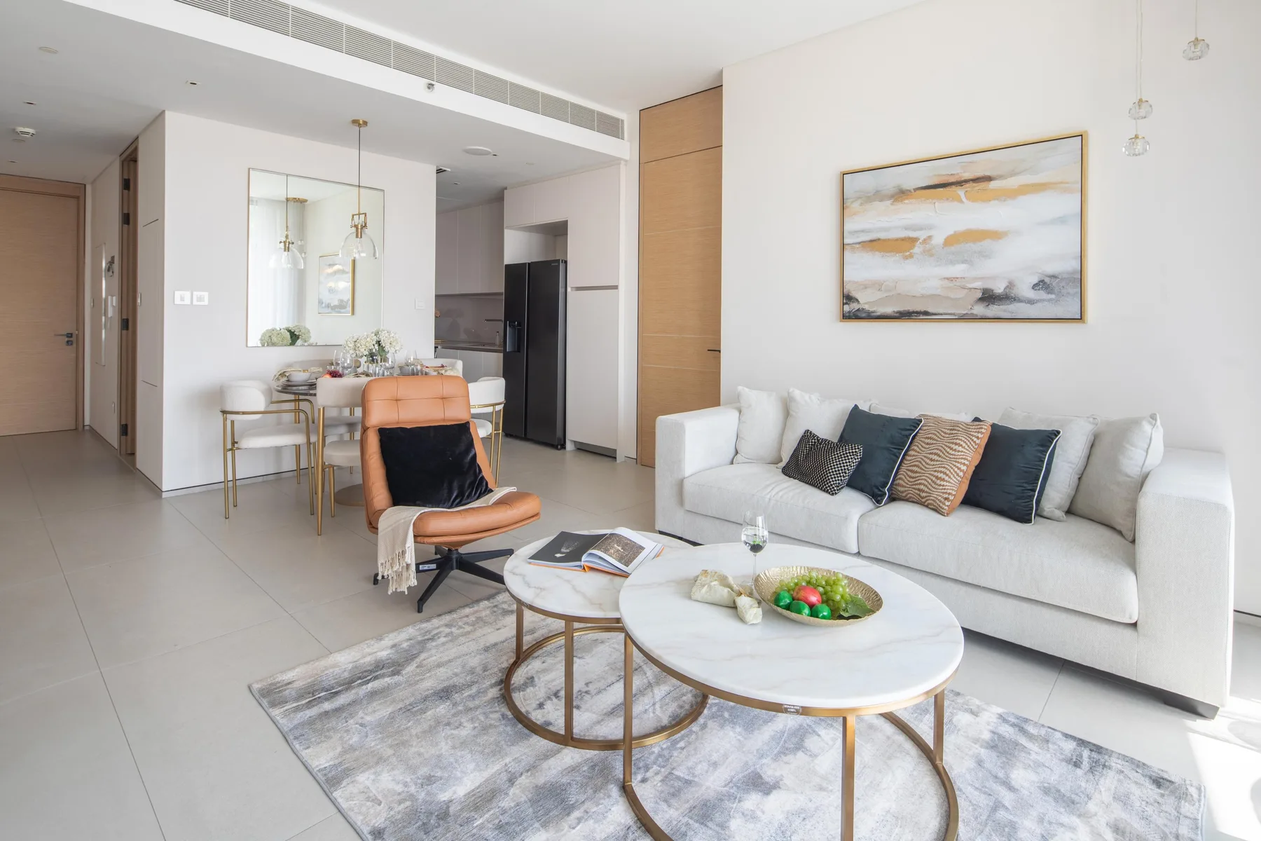 Una sala luminosa con sofá, mesas de centro y comedor.