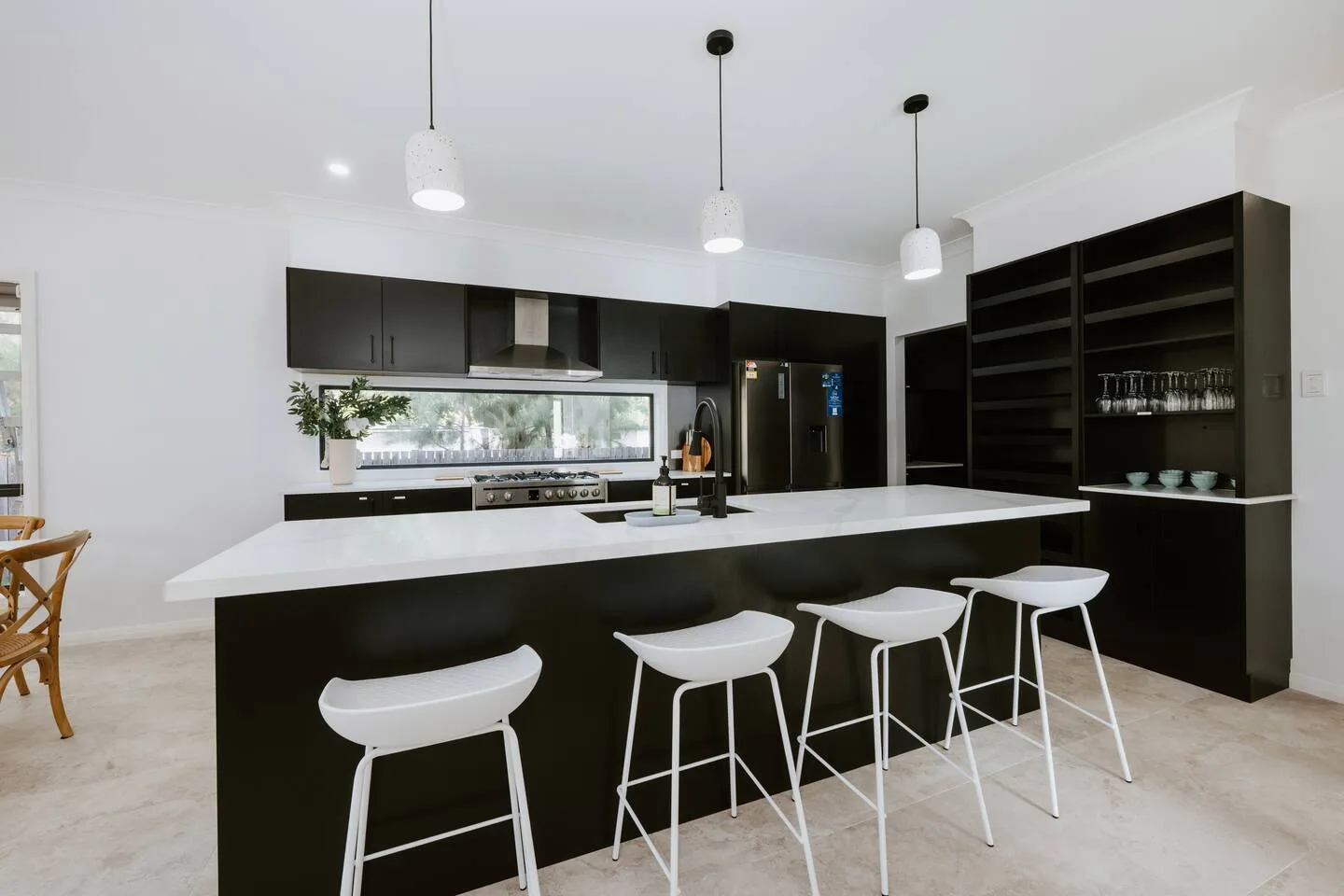 Reúnanse alrededor de la gran isla de cocina con taburetes, perfecta para desayunos informales, tomar algo por la noche o charlar con quien cocina.