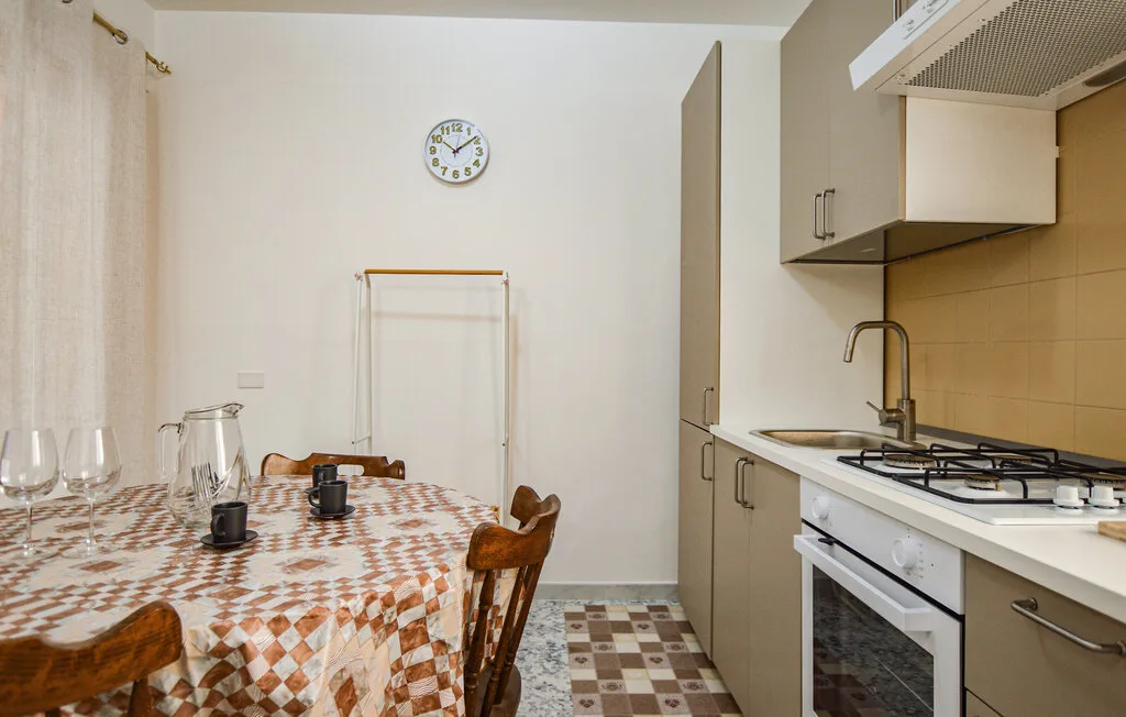Una cocina y comedor con una mesa junto a la encimera.
