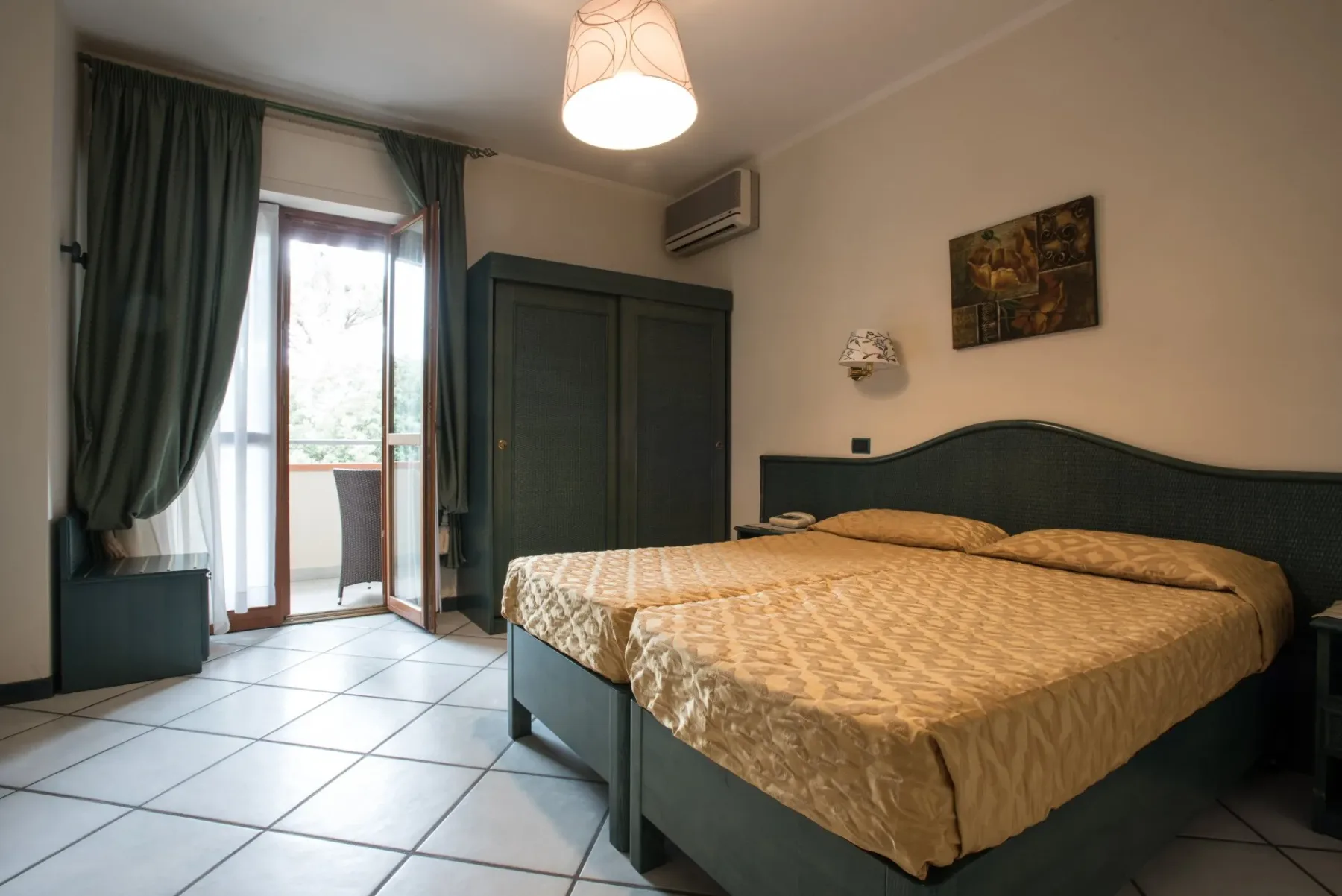 Dormitorio con una cama grande y puertas que dan al balcón.