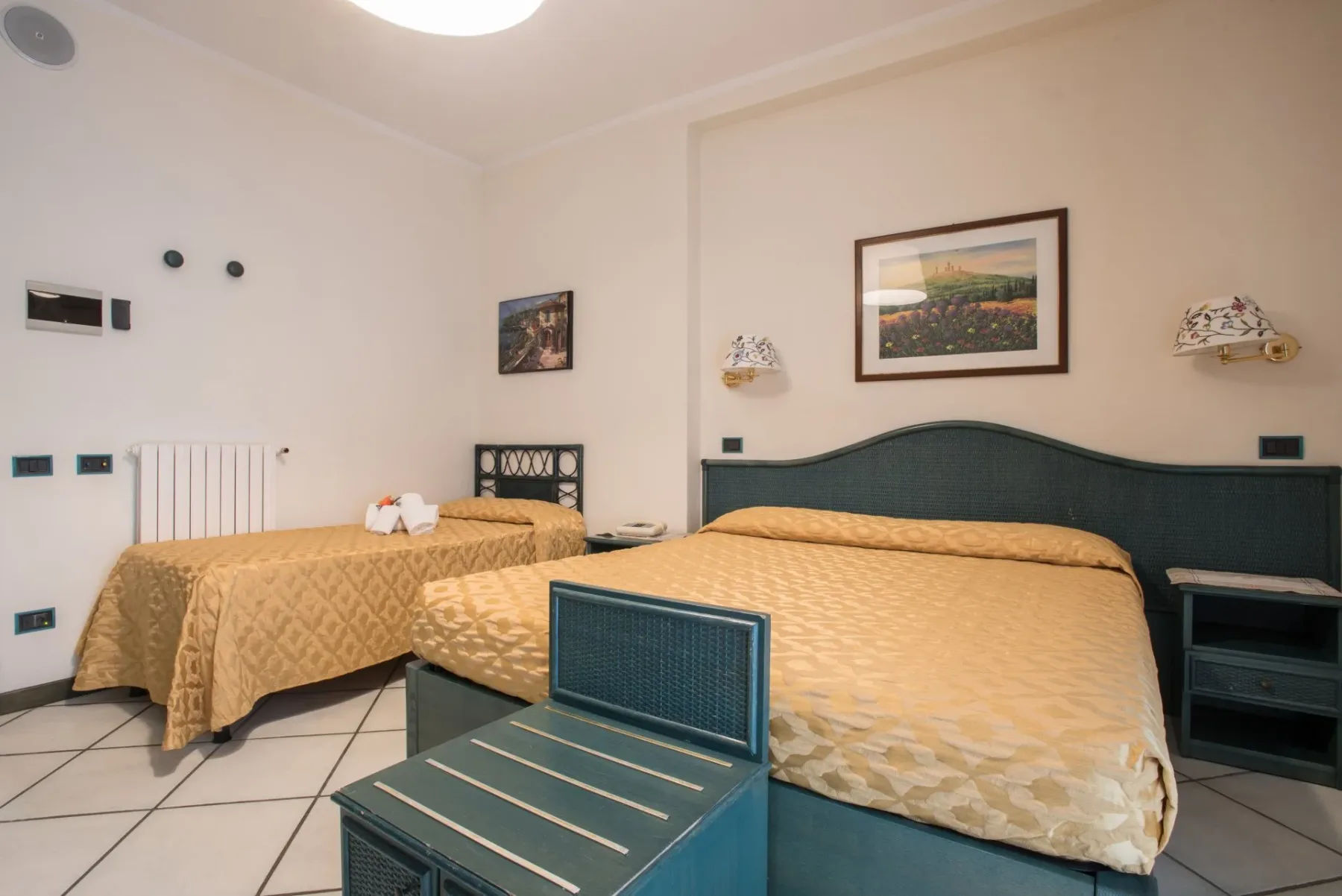 Habitación de hotel con tres camas.